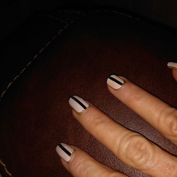 How  to apply nail wraps - Picture 8 of 12